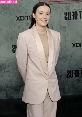 Bella Ramsey [ bella-ramsey ] - I blinked  my pc is breaking so take some cute pics