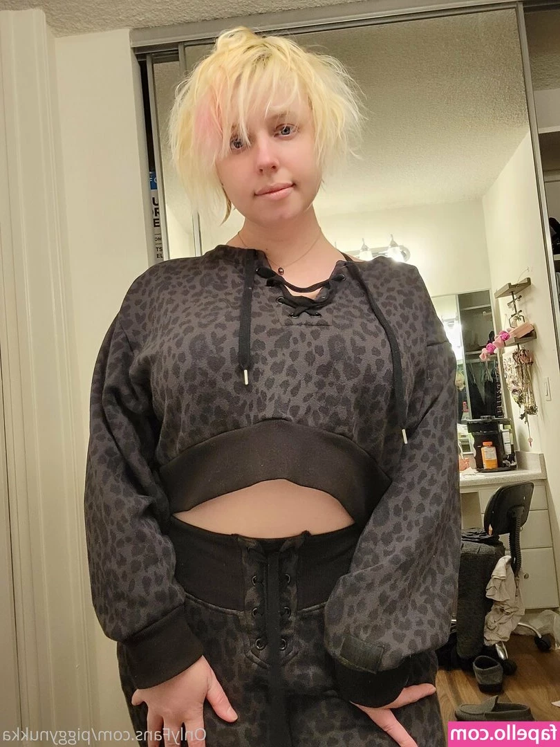 piggynukka - Getting my ass eaten in the club 👅