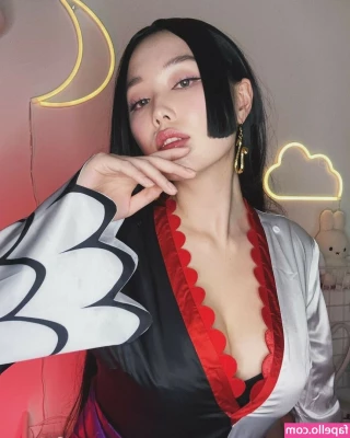 Oh No Nina [ oh-no-nina ] - Big butt  small feet