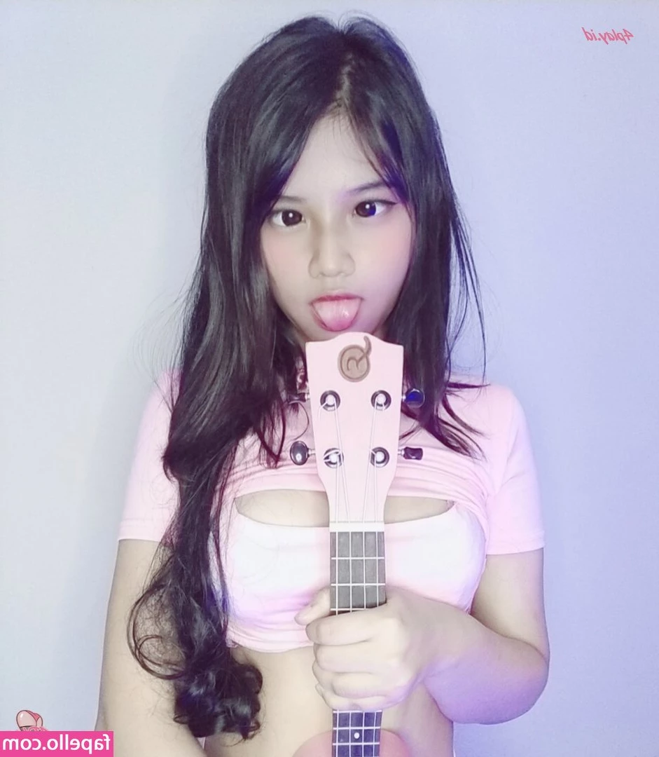 Acay Nabila [ acay-nabila ] - Sexy new video in my new Strawberry shortcake outfit just sent out