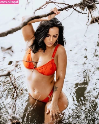 Elisaofficialx - Ho fatto la birichina con @cdeddy , guarda in chat cosa abbiamo