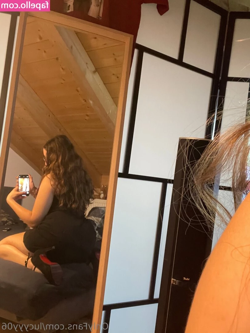 Lucyyy06 [ lucyyy06-11 ] - Worship me in Latex ❤️ Each caress adding more shine, each touch