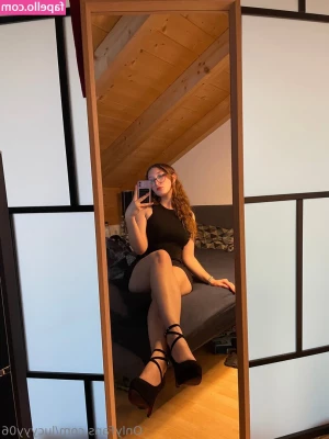 Lucyyy06 [ lucyyy06-11 ] - sucking on a long pink DILDO lotsa spit