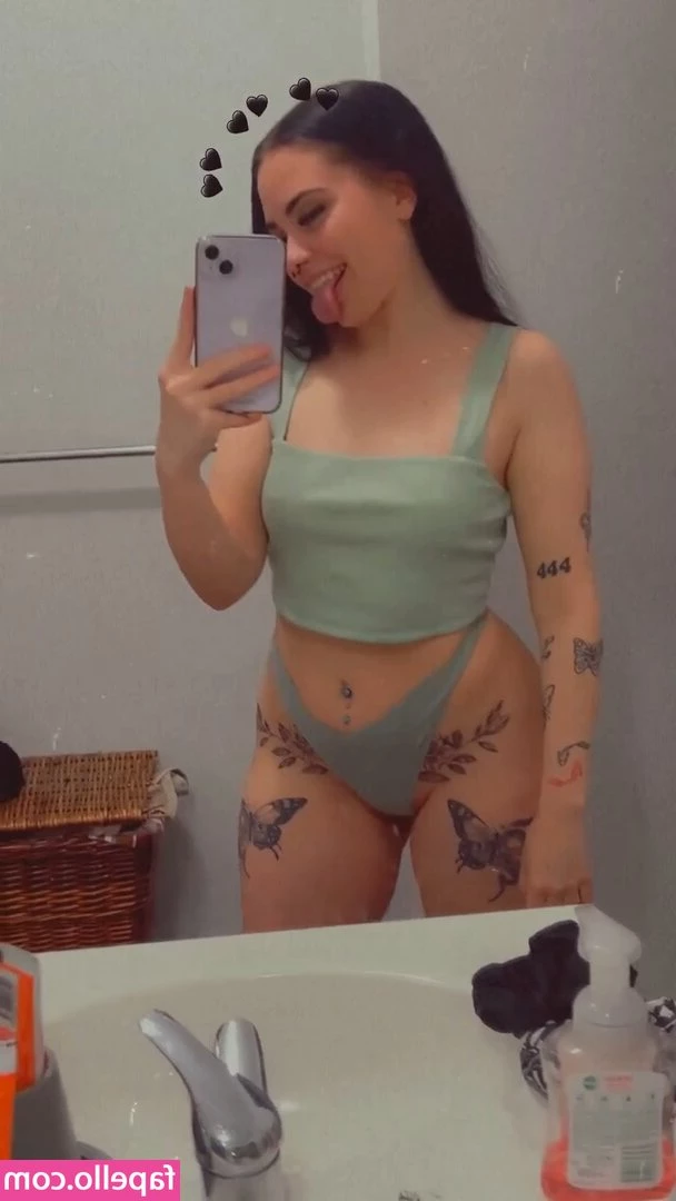 Stephanie Lee Edwards [ stephanie-lee-edwards ] - Sniff my dirty socks for me,I just wearing them in gym.😛