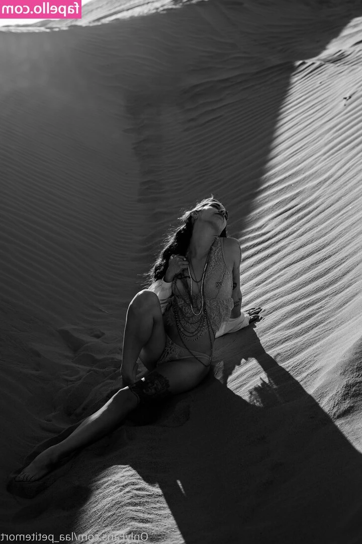 laa_petitemort [ laa-petitemort ] - I miss this bed, this mirror, and these tan lines most of all 😭