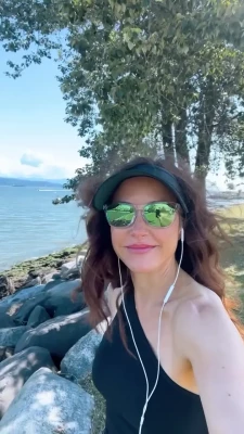  [ erin-karpluk ] - The correct way to finger fuck a girl