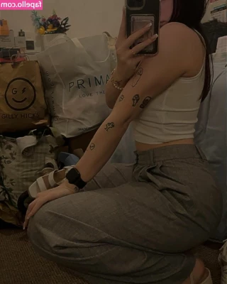 Eleri Evans [ eleri-evans-1 ] - If i wear this for a working day i won t be fined right