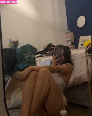 Eleri Evans [ eleri-evans-1 ] - Un poco de agua para este calorcito