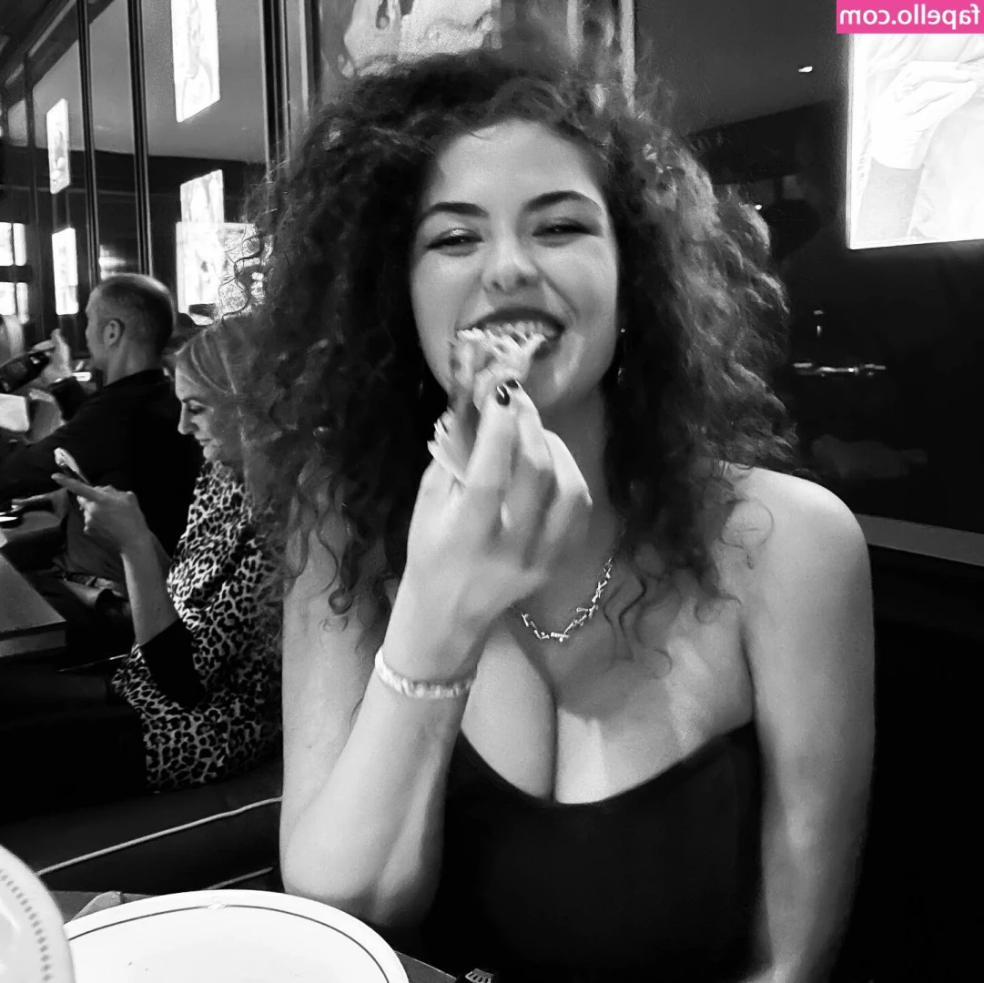 Fabiana Pastorino [ fabiana-pastorino ] - Go Pack Go   What are you getting me for Christmas