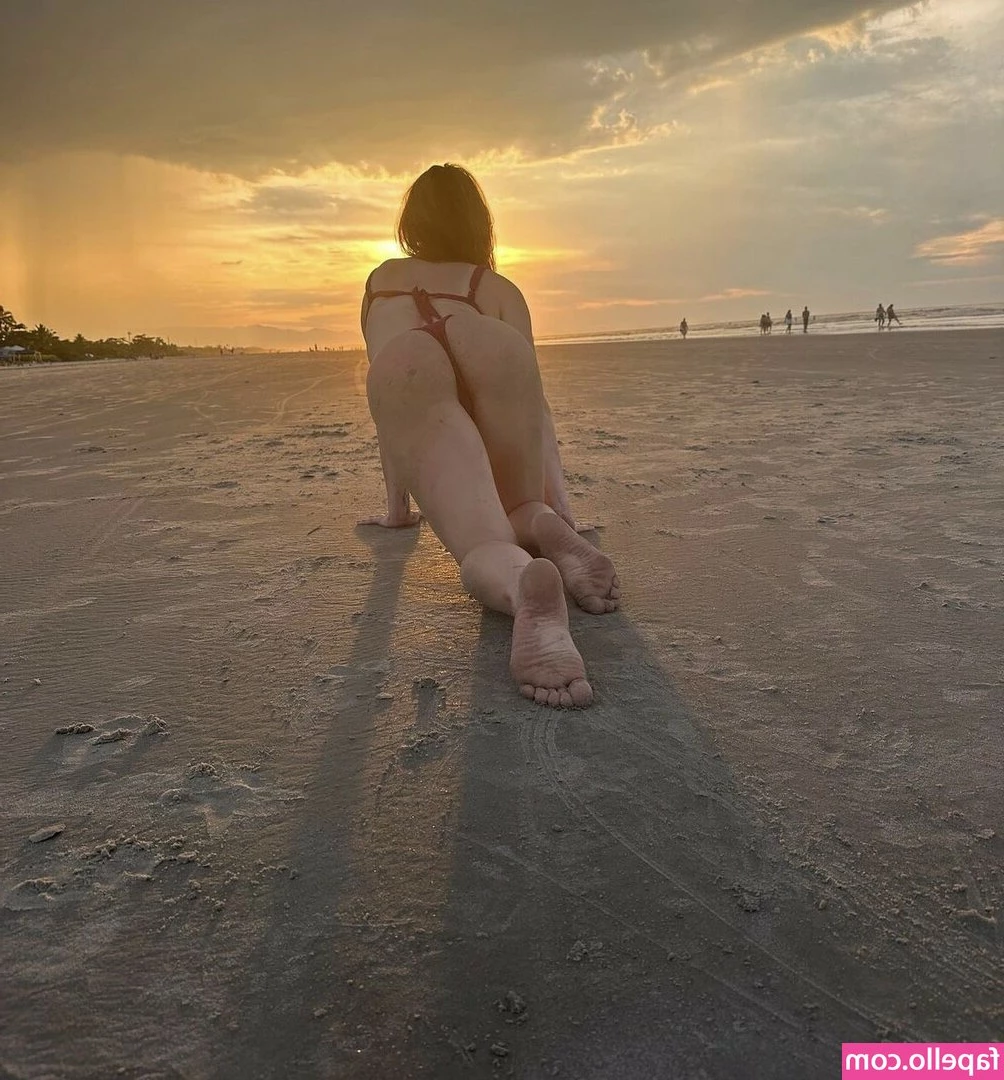 Giana Mello [ giana-mello ] - Halloween is upon us! 🎃🕷  That means a lot of black, a lot of