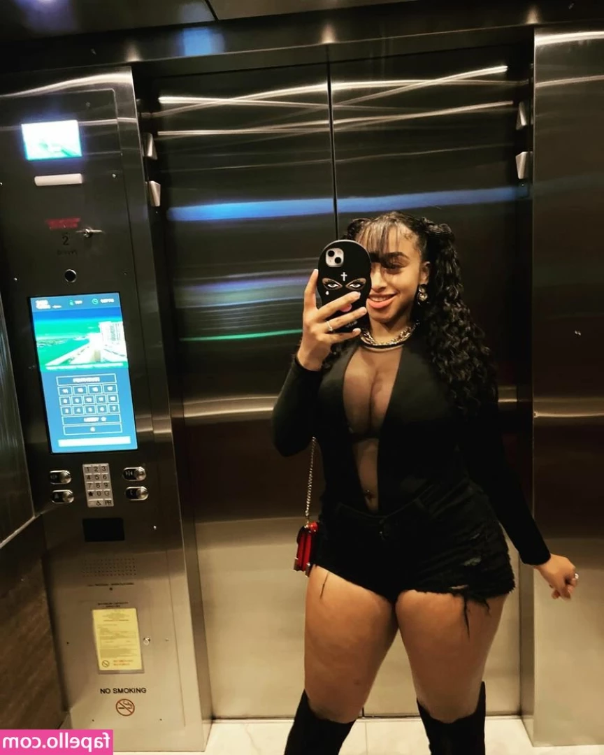 cristina.celii [ cristina-celii ] - Hehe I got high asf in the bath and was feelin myself 😌