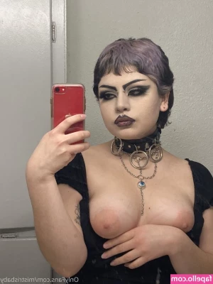 mistrisbaby - Im not wearing any panties under this dress    wanna see how I just