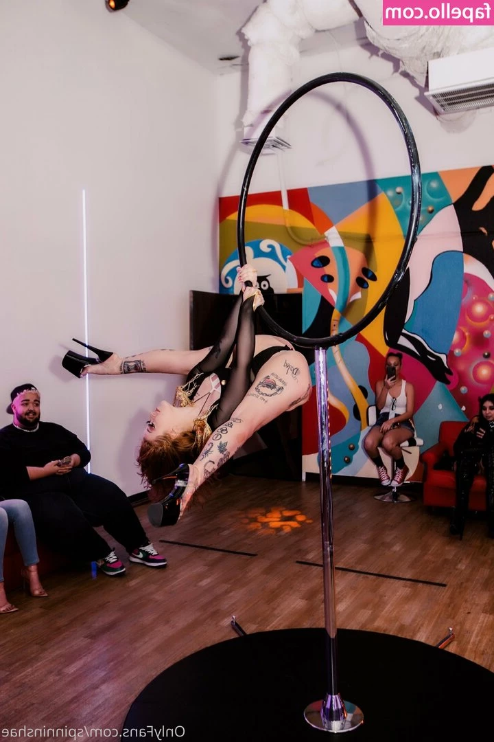 spinninshae - Would you kiss 💋 me for the new year? 🥺 Me beijaria 💋 na