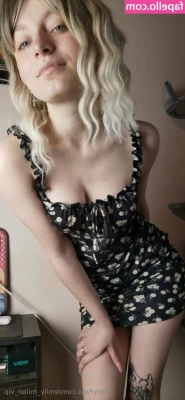 emily_miller_vip [ emily-miller-vip ] - Red lips 👄 💄💄❤️❤️ wanna see what your 🍆 would see