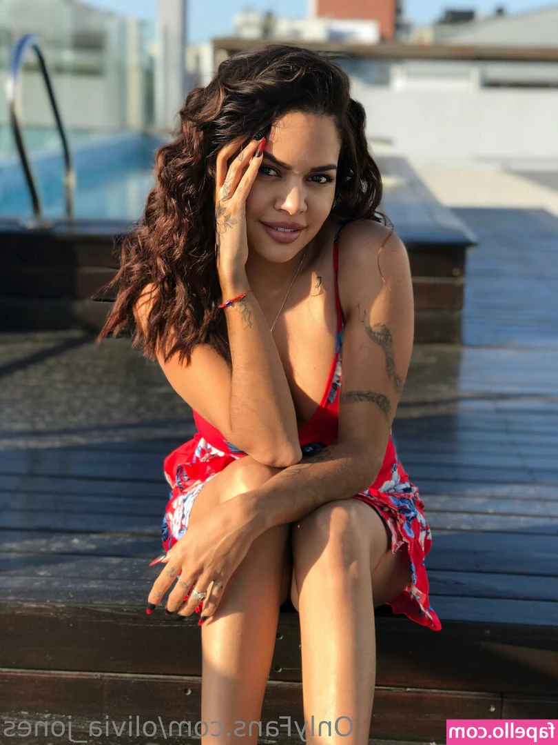 olivia_jones2 [ olivia-jones2 ] - Titty bit nipply