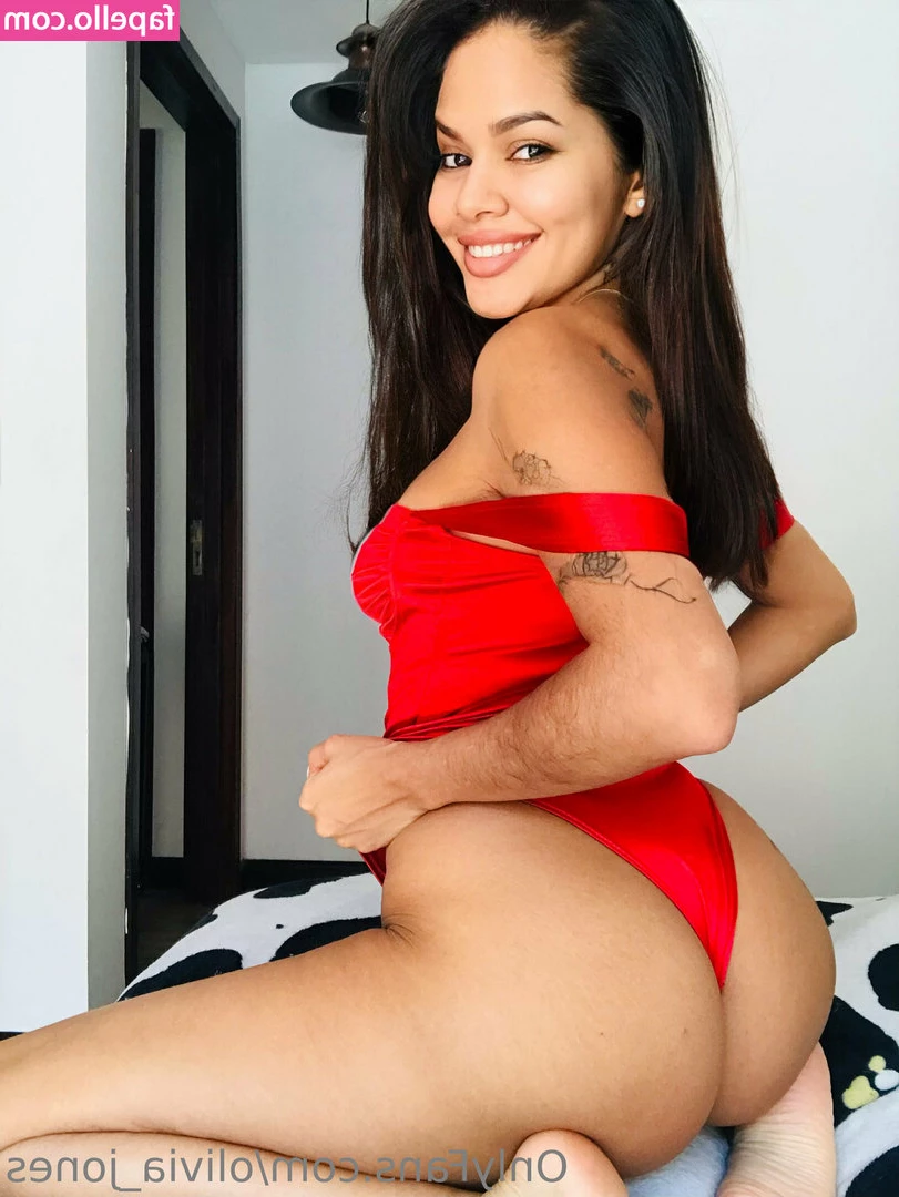 olivia_jones2 [ olivia-jones2 ] - Happy Friday! Going live at 11am east! Cum play!