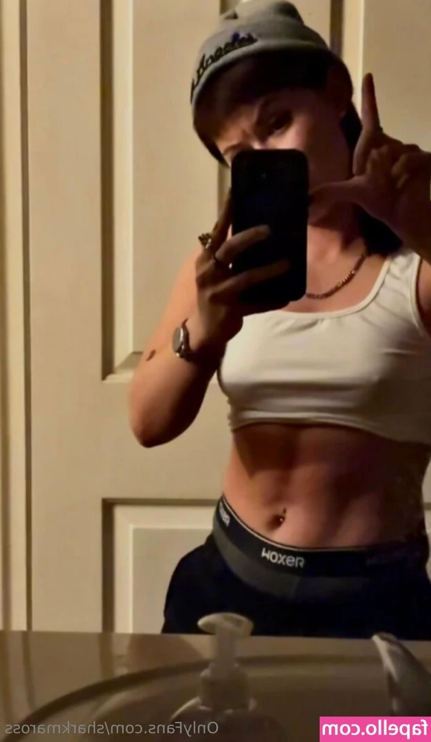 sharkmaross - Voilà sans string jambes bien écartées