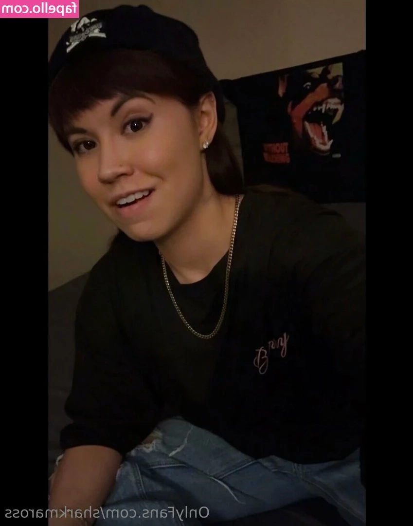 sharkmaross - Little towel tease