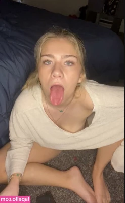 skyywerner - We ho likes to watch daddy pull on his big dick?
