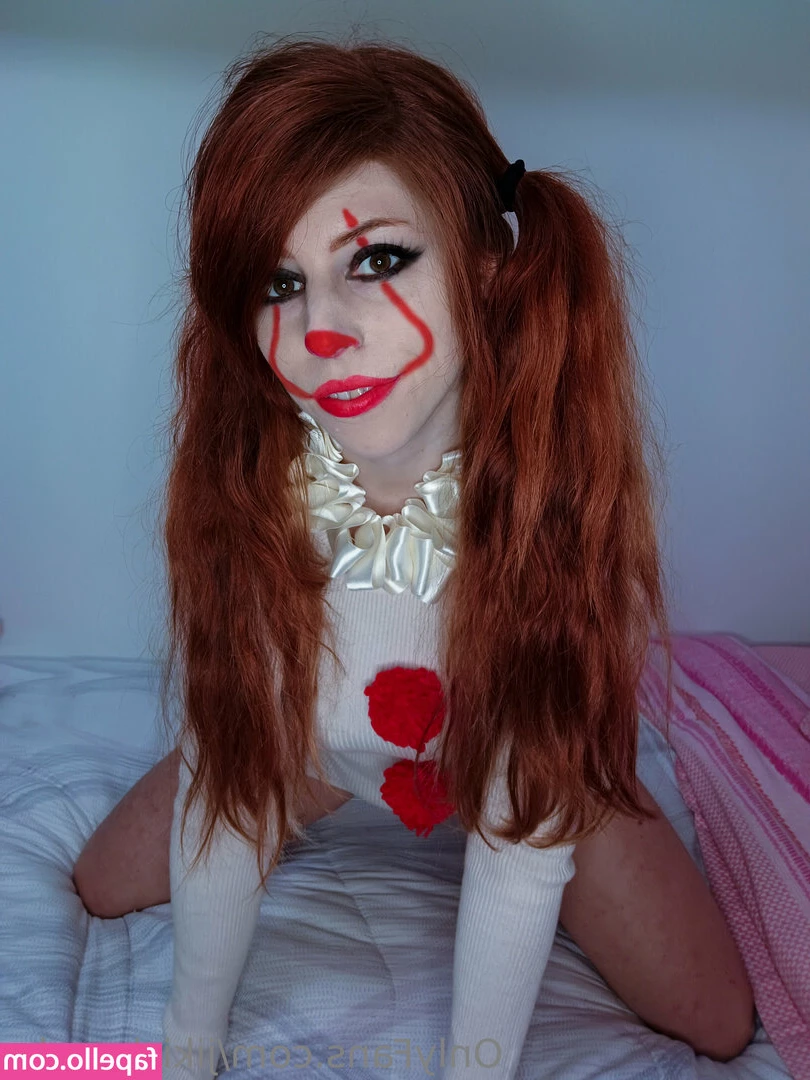 jiki_koneko [ jiki-koneko ] - It’s friday night 💦🍑