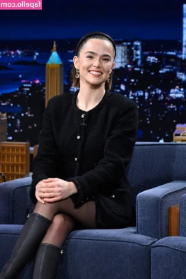 Zoey Deutch [ zoey-deutch-1 ] - Groceries   a job better done without clothes