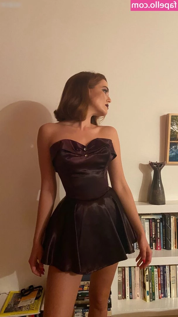 Zoey Deutch [ zoey-deutch-1 ] - Strip poker  Excitante partida de strip poker con sexo anal como