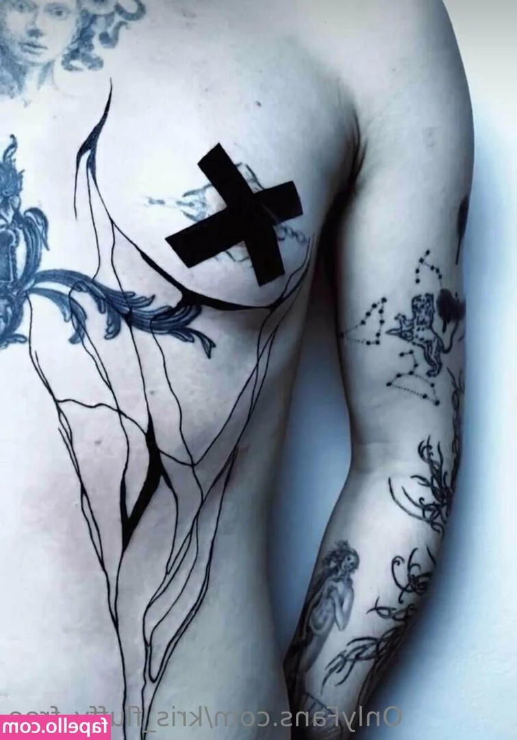 madison_olsen [ madison-olsen ] - spitting on my tits and playing with them😇 who wants to see?