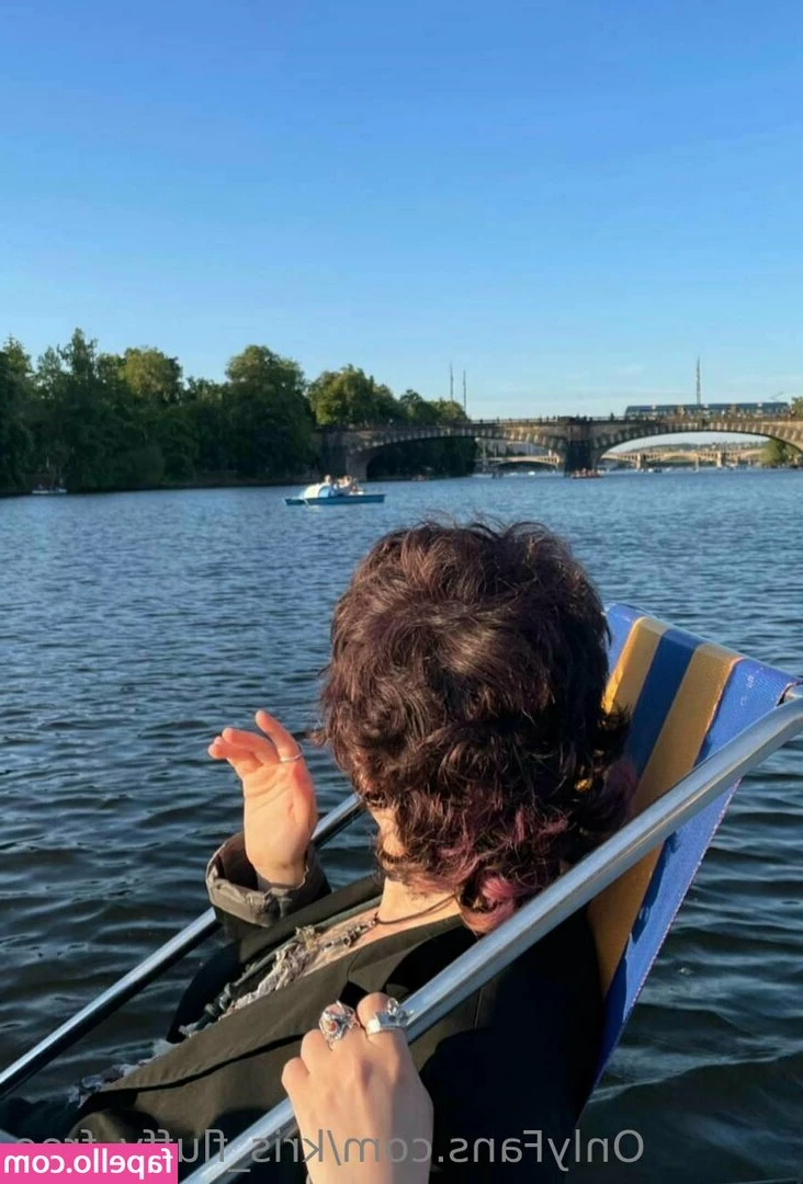 madison_olsen [ madison-olsen ] - Nothing much to do tonight💫 Your sweet message on my DM can start