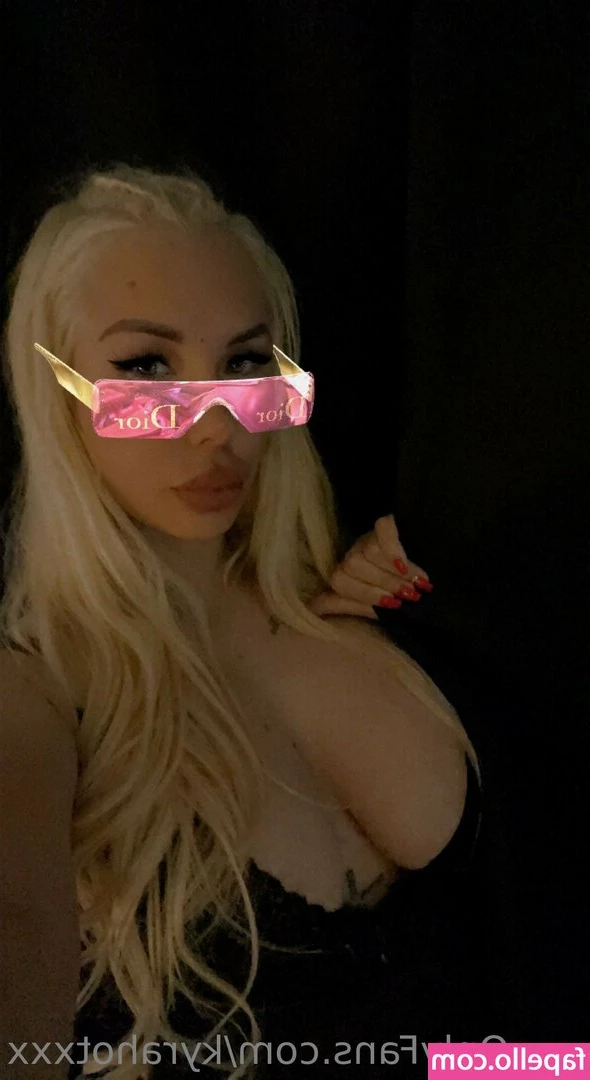 Kyra Hot [ kyra-hot ] - Hey guys my phone was broke so I couldn t post but I got some new