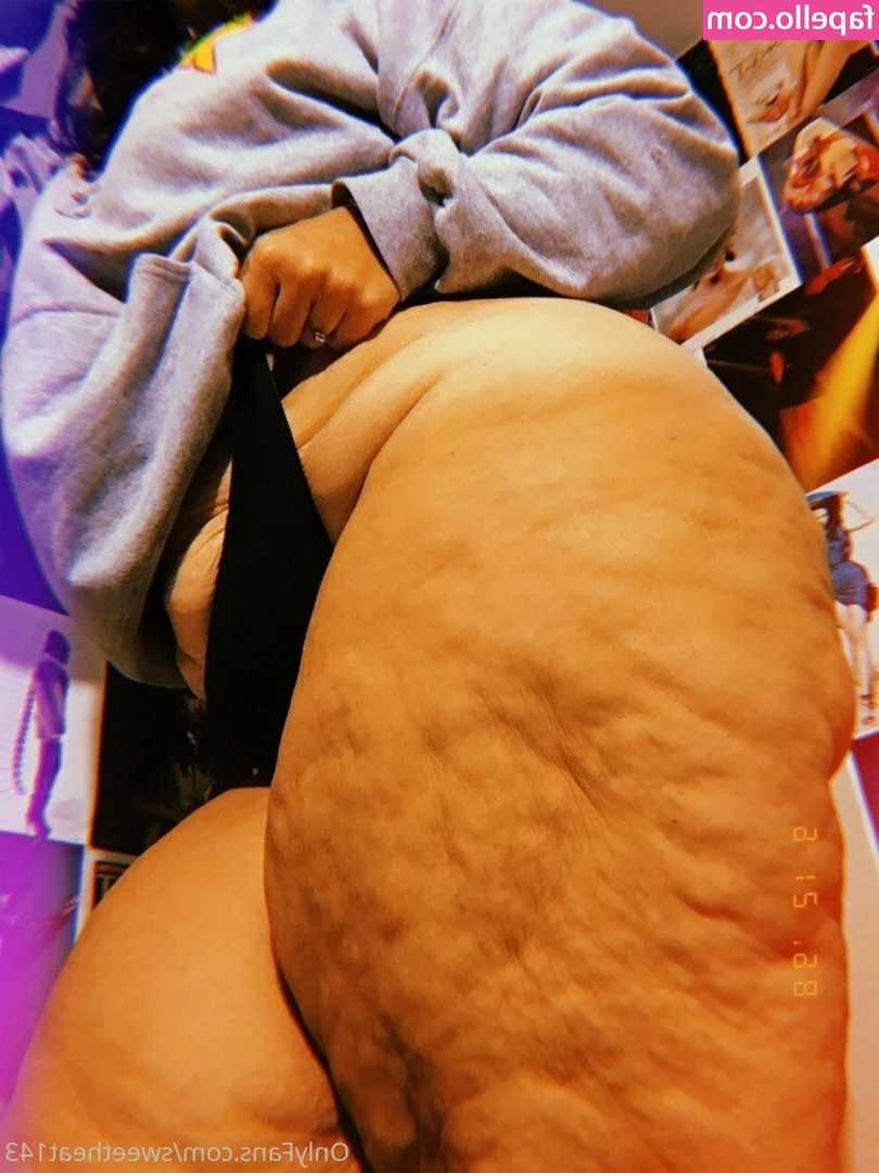 Sweetheat143 [ sweetheat143-1 ] - PERV CAM   putting on my lotion after a long hot shower