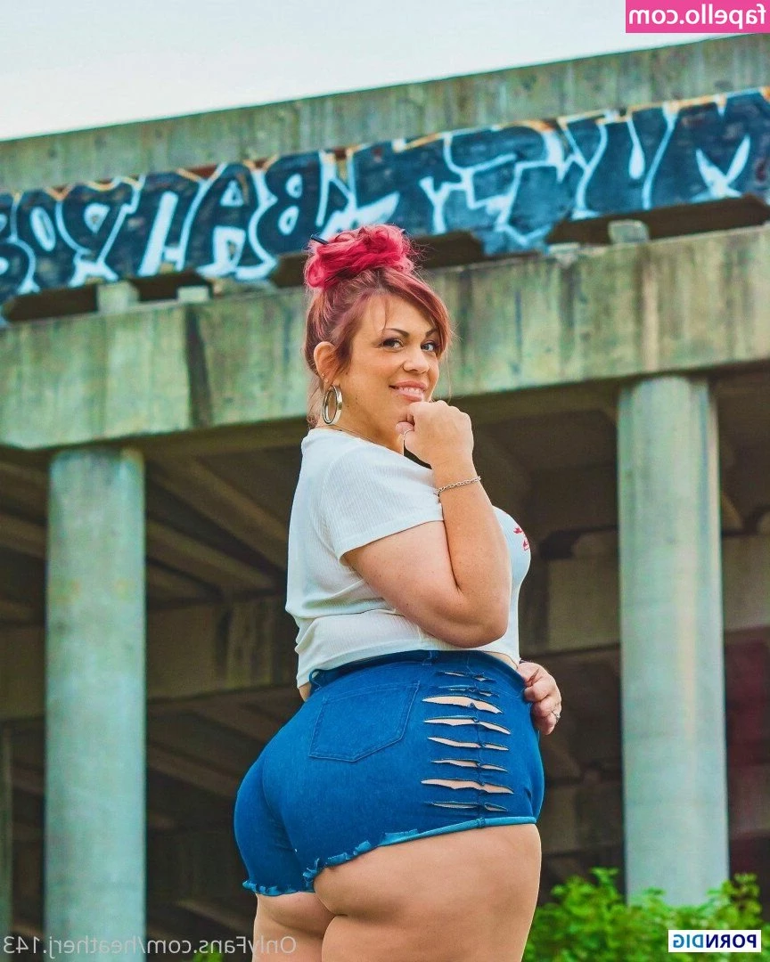 Sweetheat143 [ sweetheat143-1 ] - So cold out today I wish the summer would hurry up