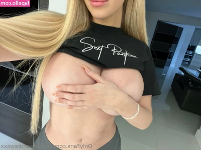 amandaandrewsxx - What do you prefer  My feet or my ass