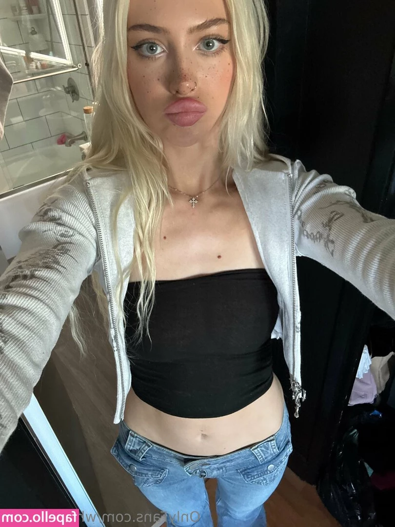 whoisari1414 [ whoisari1414-3 ] - Nothing feels better around my wrapped thighs