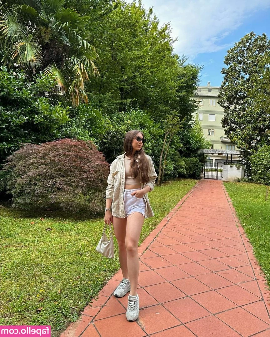 mariia.mosto [ mariia-mosto ] - What color do you think looks best on me? 💚