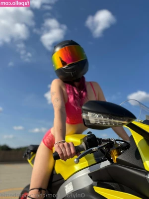 cherrybomberrie - hay papacito estoy tan  dime que posición te gusta   y juguemos un