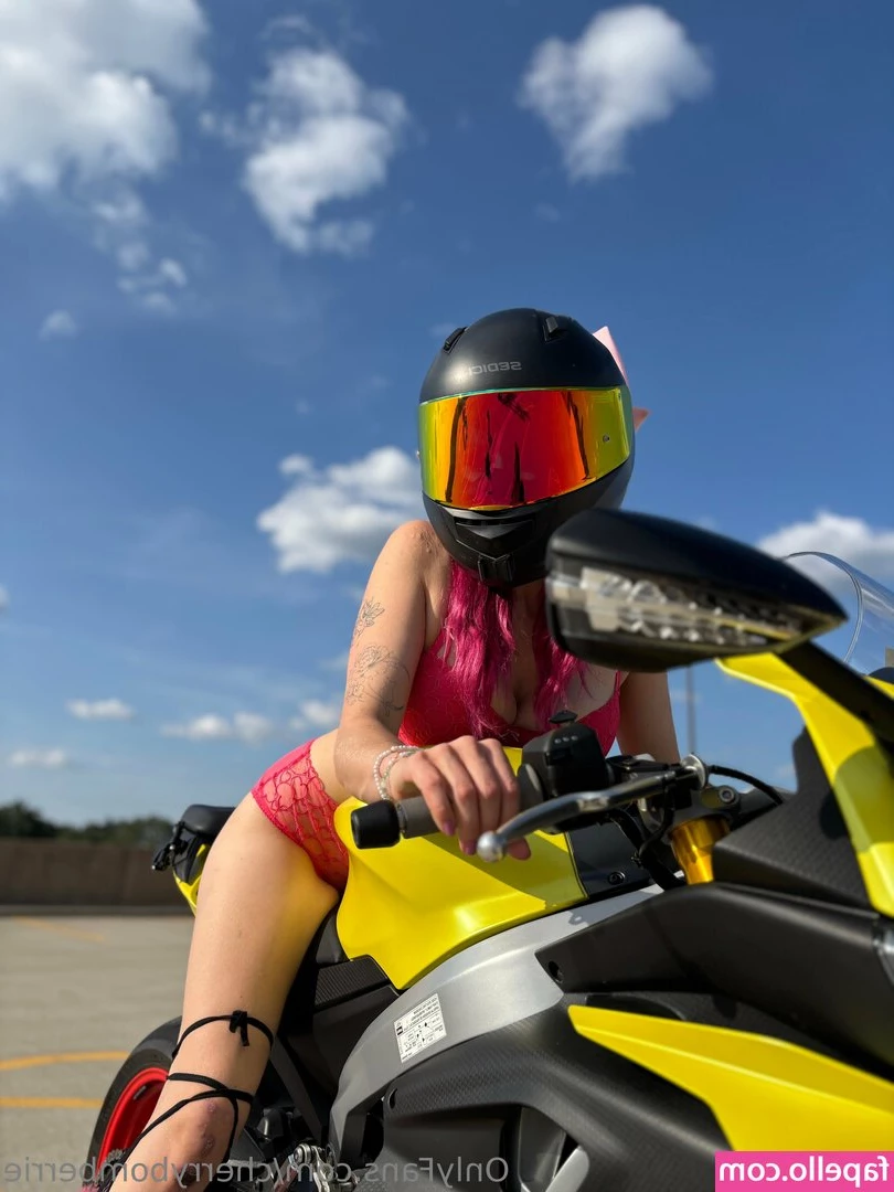 cherrybomberrie - More booty pics🖤