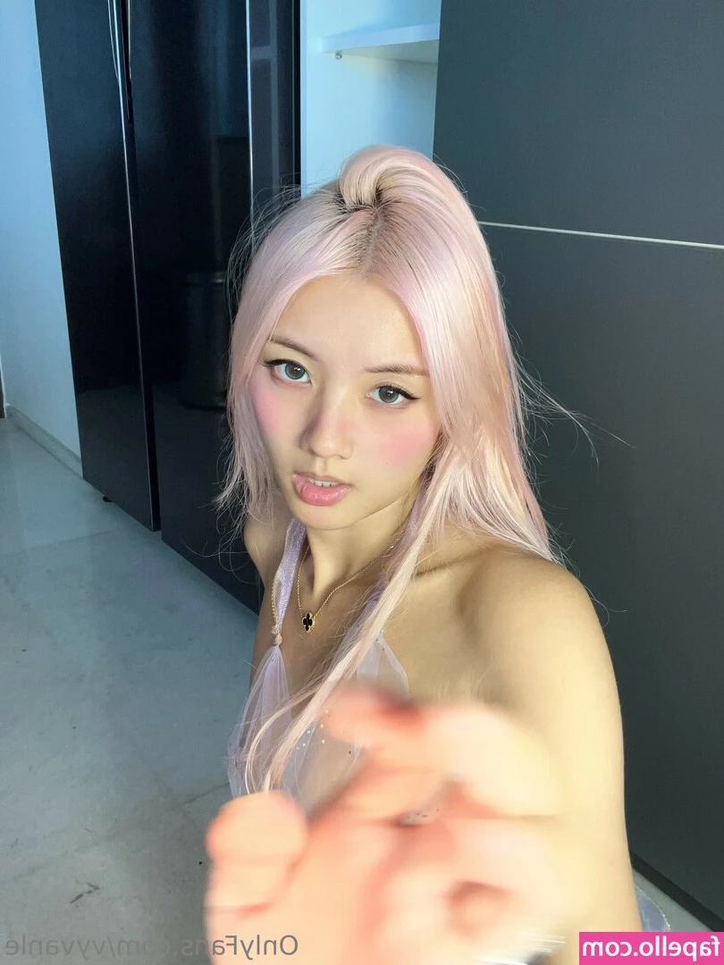Vyvan Le [ vyvan-le-111 ] - Can t tell if she wants to blow me or if she s screaming at me