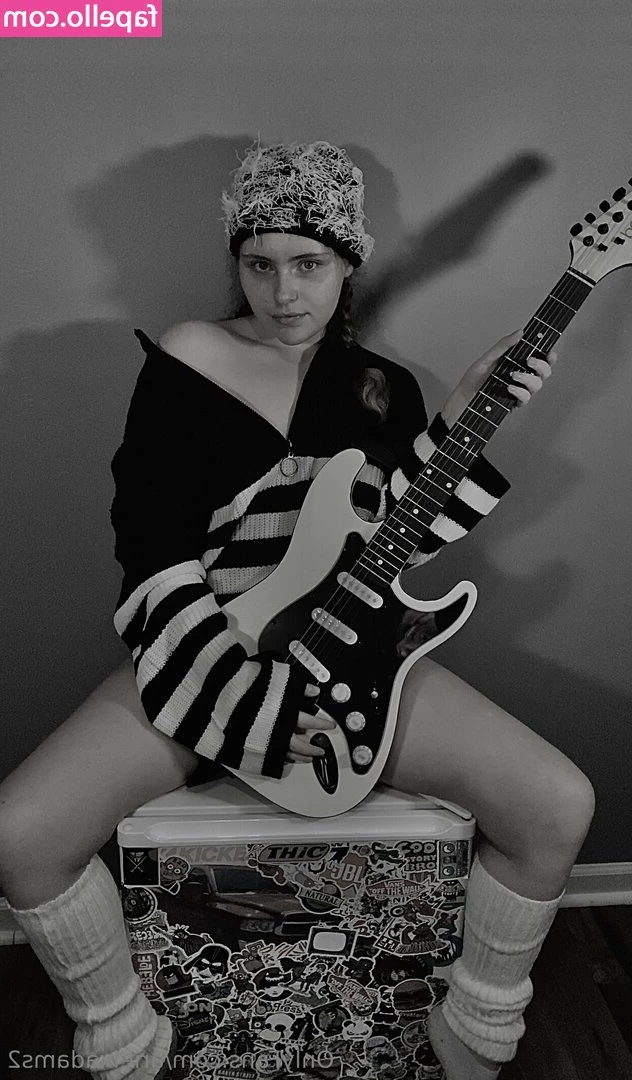 arielxadams2 - Make sure you have your rebill on for naughty extra goodies i send in