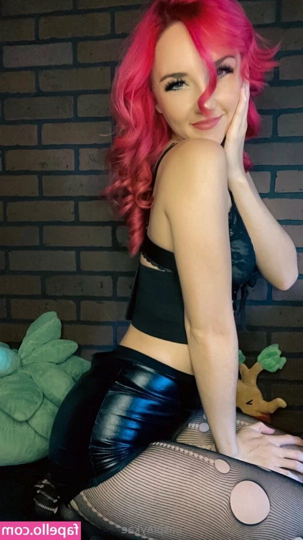 cosplaykae - It s cold and rainy outside