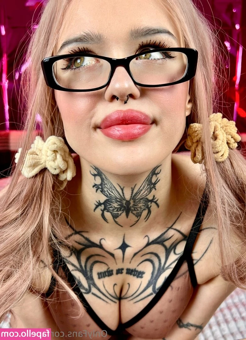 alexa_lee [ alexa-lee ] - Tattoed slut Christmas stiletto sharp nails   good for tickling balls