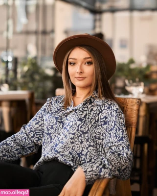 Natalia Olednik [ natalia-olednik ] - Smoking for you with no panties on 🥵💋