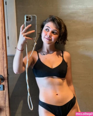 Klara Castanho [ klara-castanho ] - Big ass and thunder thighs 🥵