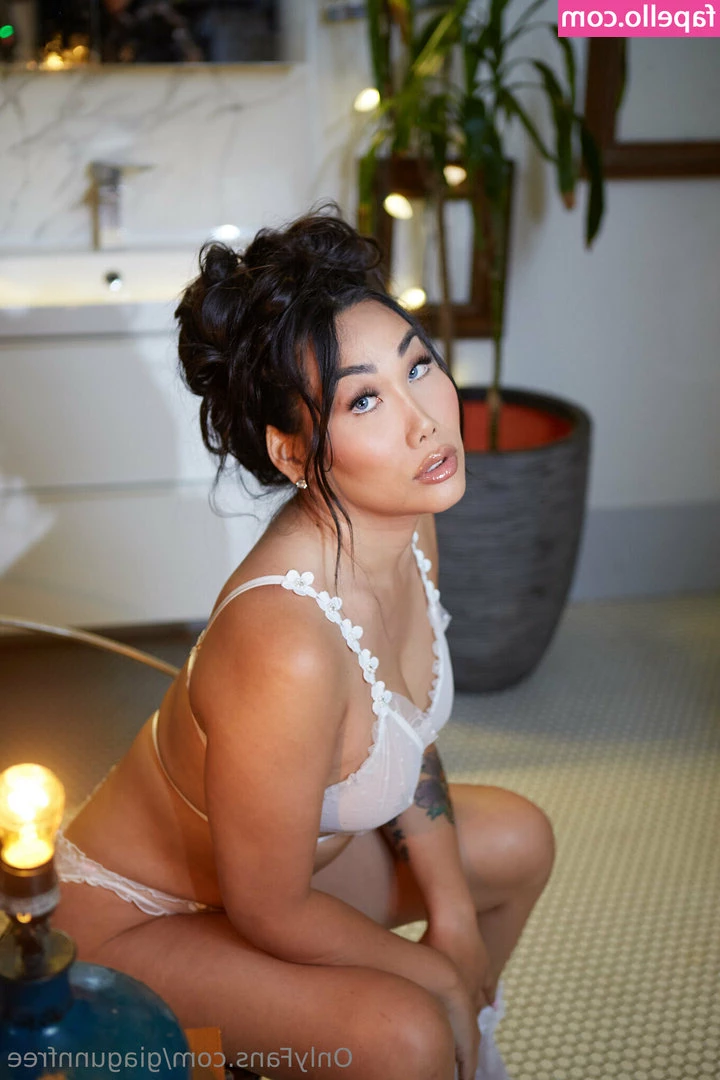 giagunnfree - Grinding on his cock and then I give him a bounce to watch my titties part 1