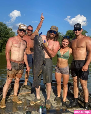 Hannah Barron [ hannah-barron ] - Who wants to sneak into the bathroom with me real quick    XOXO Hazel