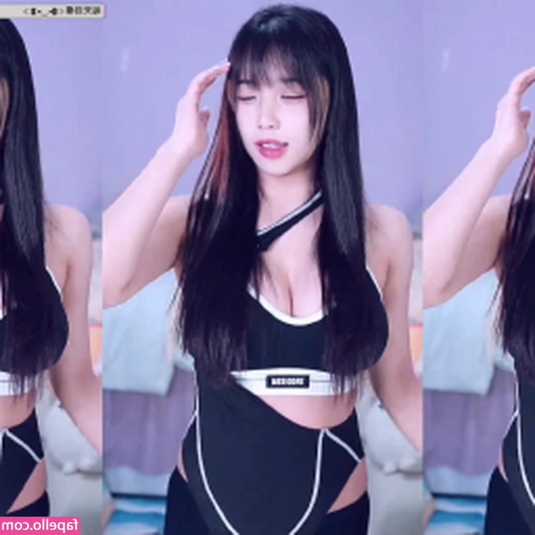 s201111 - Hi baby do you like my big tits  You can play with them for DM