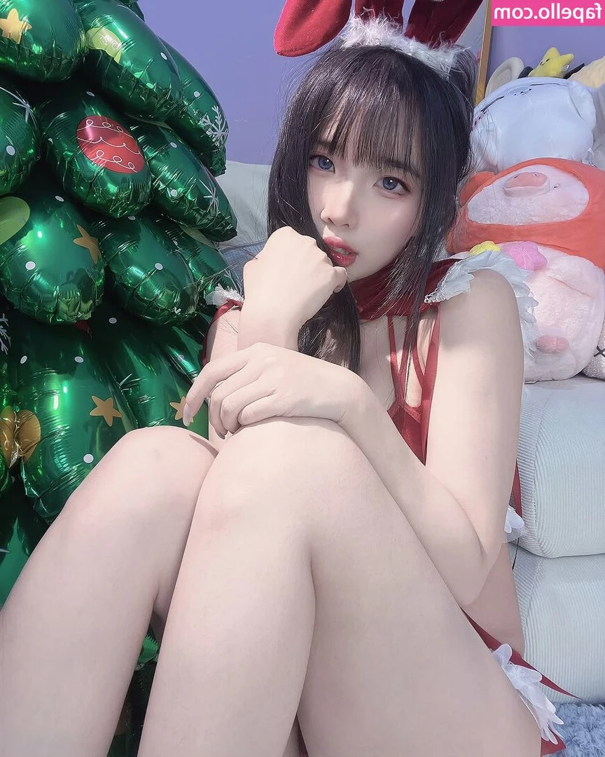 s201111 - I don't like to hide my beauty under tight clothes🥵