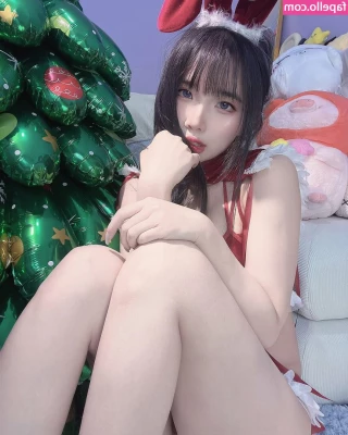 s201111 - I don't like to hide my beauty under tight clothes🥵