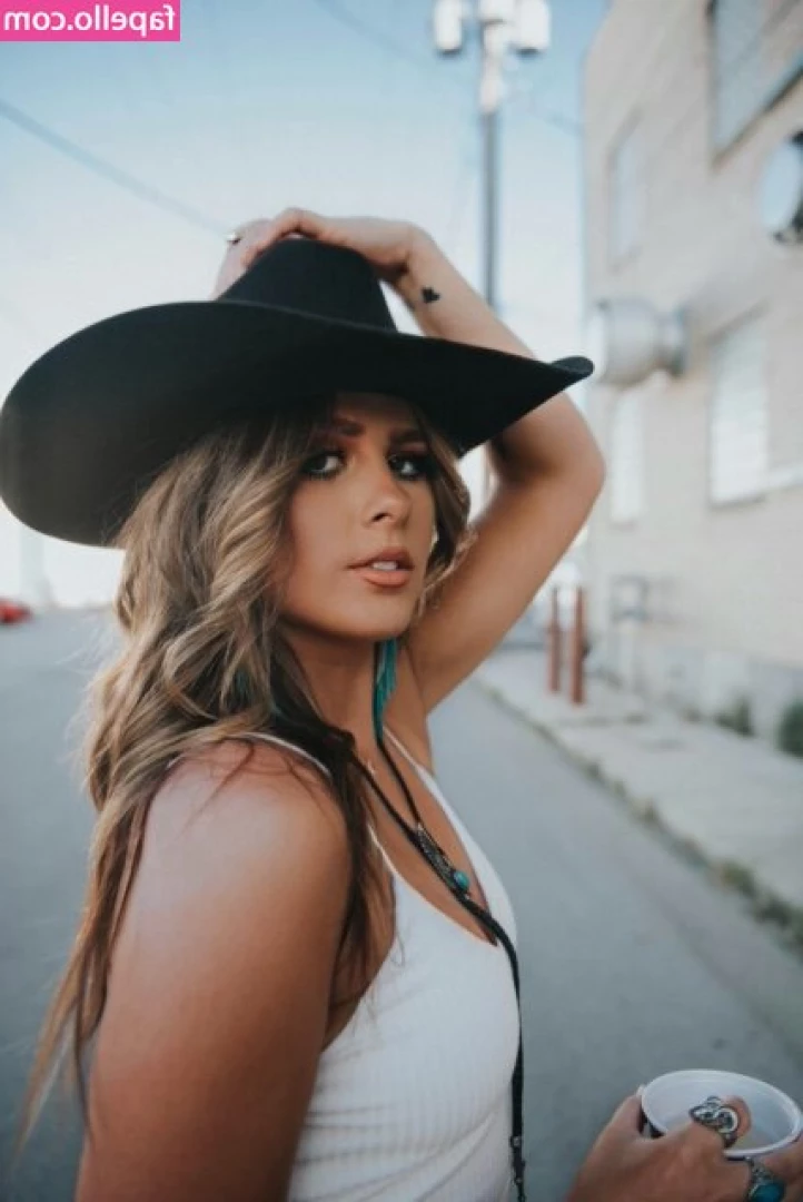 Ella Langley [ ella-langley ] - Ooo ooo ooo jackin on my front porch