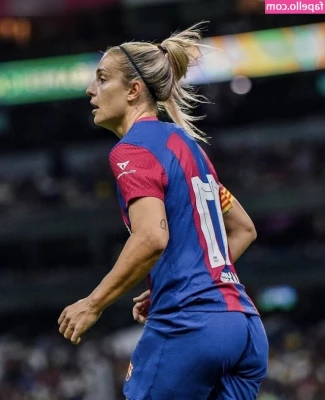 Alexia Putellas [ alexia-putellas ] - Perfect soles and wiggling toes