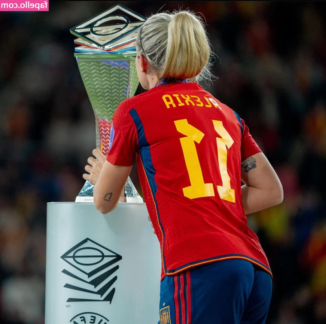 Alexia Putellas [ alexia-putellas ] - Shall we play dress up  Or are you afraid of losing